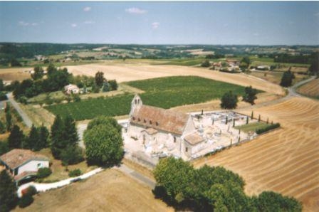 Eglise St Pierre dominant la commune - Mauvezin-sur-Gupie