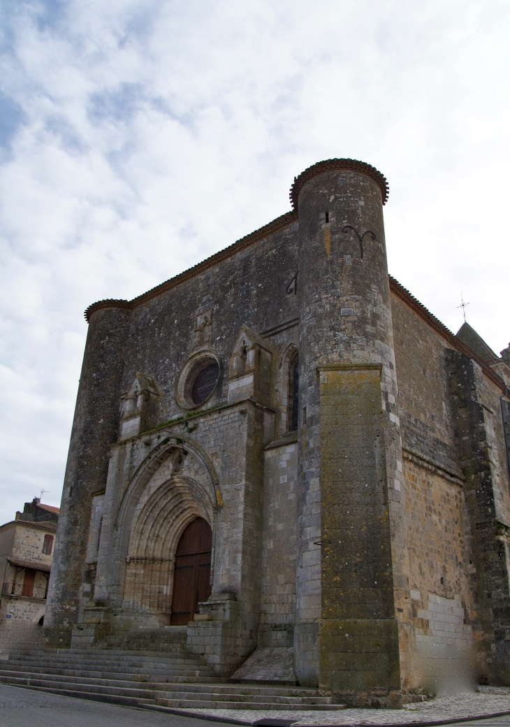 La-facade-occidentale-de-l-eglise-saint-jean-baptiste de Mézin.