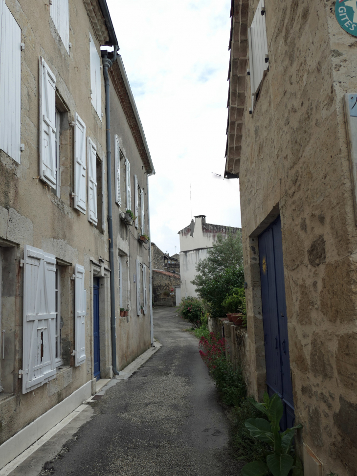 Une rue du village - Moncrabeau