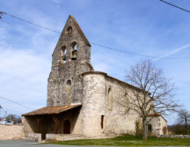 Le long de la Lède, l'église de Corconat avec son clocher triangulaire et sa tour. - Monflanquin