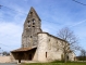 Le long de la Lède, l'église de Corconat avec son clocher triangulaire et sa tour.