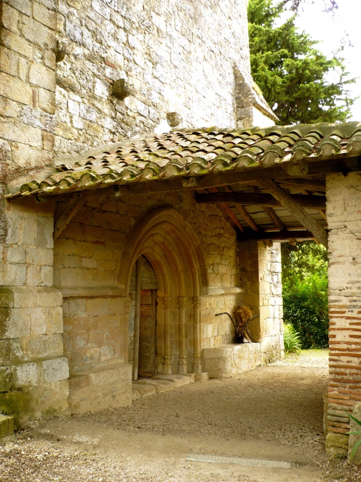 Porche de l'église Saint-Jean de Balerme (11e - 15e siècle) - Montpezat