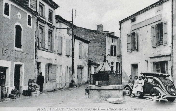 Début XXe siècle, place de la Mairie (carte postale ancienne). - Montpezat