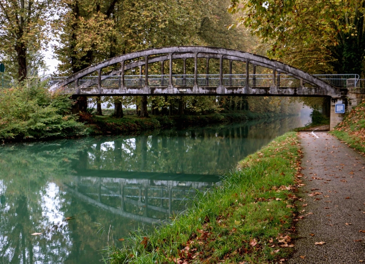 Le Pont de Reyne sur le canal latéral à la Garonne - Montpouillan