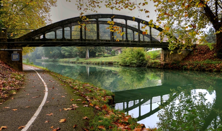 Le Pont de Reyne sur le canal latéral à la Garonne - Montpouillan