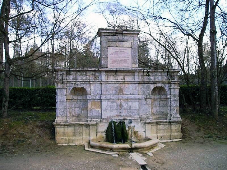 Une des fontaines de la promenade de le Garenne - Nérac