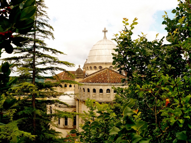 Basilique Notre-Dame de Peyragude est un sanctuaire situé sur une colline surplombant les vallées du Lot et du Boudouyssou. - Penne-d'Agenais