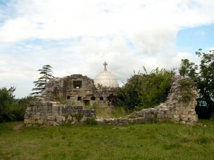 Vue sur les ruines du château et la coupole argentée de la basilique Notre-Dame de Peyragude. - Penne-d'Agenais