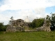 Vue sur les ruines du château et la coupole argentée de la basilique Notre-Dame de Peyragude.