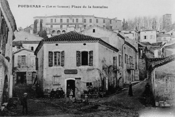Place de la fontaine, début XXème (carte postale ancienne). - Poudenas