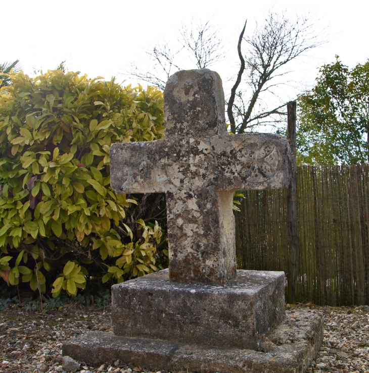 Croix ancienne près du cimetière. - Poudenas