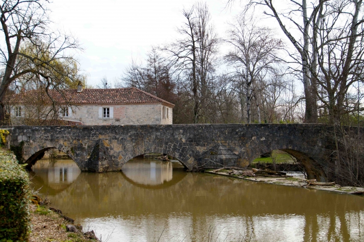 Pont-roman-fin-XVIIIème, sur la Gélise. - Poudenas