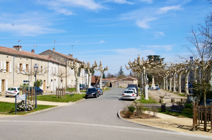 Allées Sainte-Anne, 2013. - Prayssas