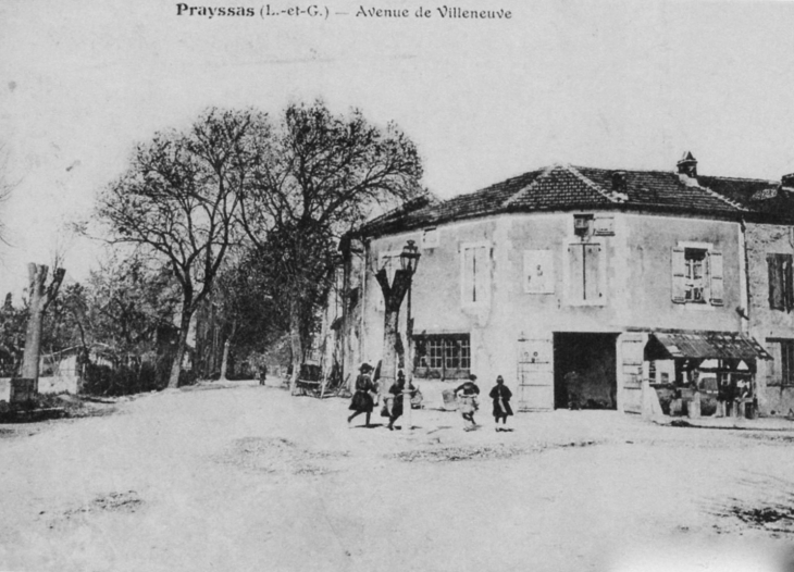 Avenue de Villeneuve, début XXe siècle (carte postale ancienne). - Prayssas