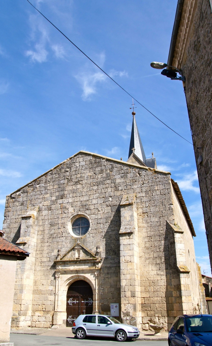 La façade occidentale de l'église Saint-Jean-Baptiste. - Prayssas