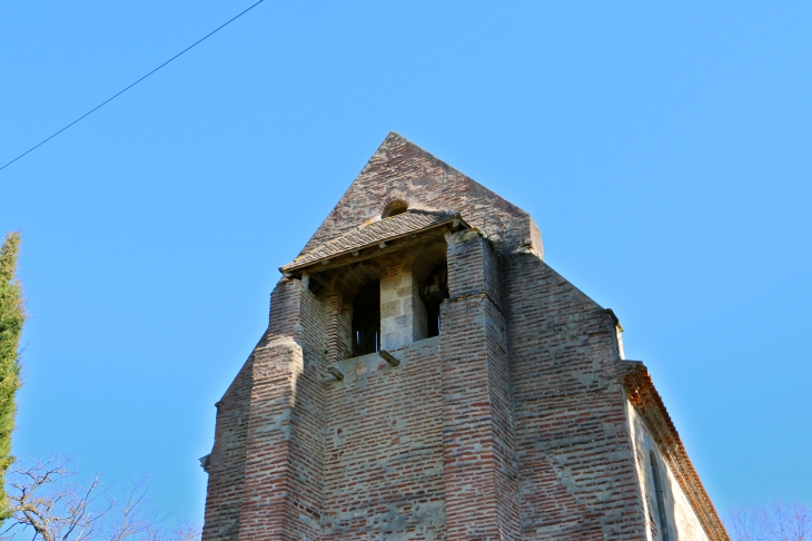 Le clocher de l'église Saint Pierre de Vignes. - Puch-d'Agenais
