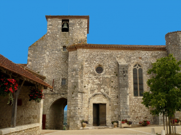En 2007, l'église Sainte-Foy, paroisse rurale, est construite dans le bourg à la fin du XVe ou au début du XVIe siècle. - Pujols