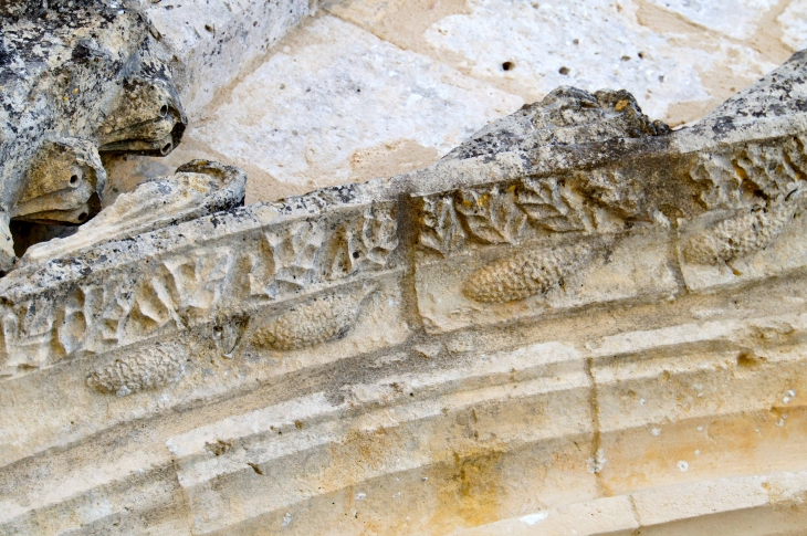Détail : Fresques du portail de l'église de Monseyrou. - Rayet