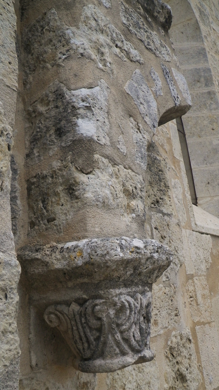 Chapiteau sculpté du portail de l'église. - Saint-Astier
