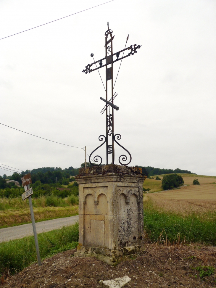 Une croix de mission - Saint-Caprais-de-Lerm
