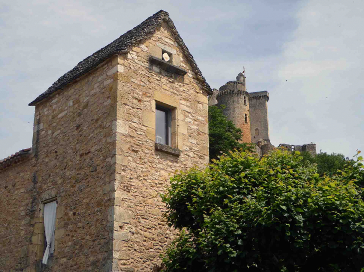 Bonaguil : le château vu du village - Saint-Front-sur-Lémance