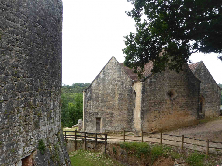 Château de Bonaguil : l'église Saint Michel près du château - Saint-Front-sur-Lémance