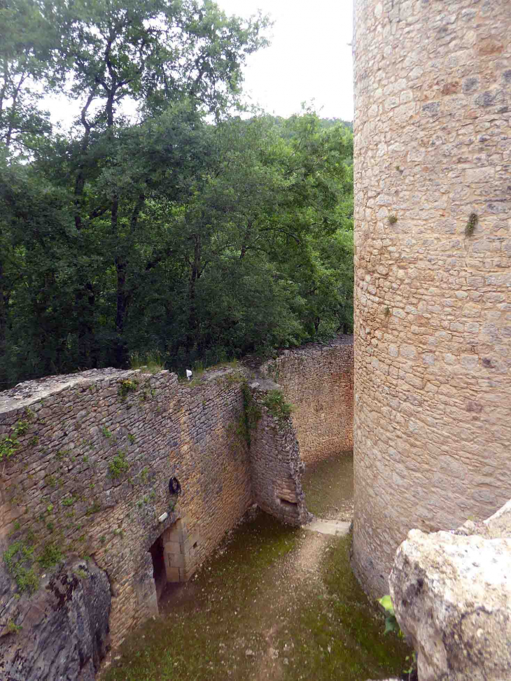 Château de Bonaguil : la tour de défense et le rempart - Saint-Front-sur-Lémance