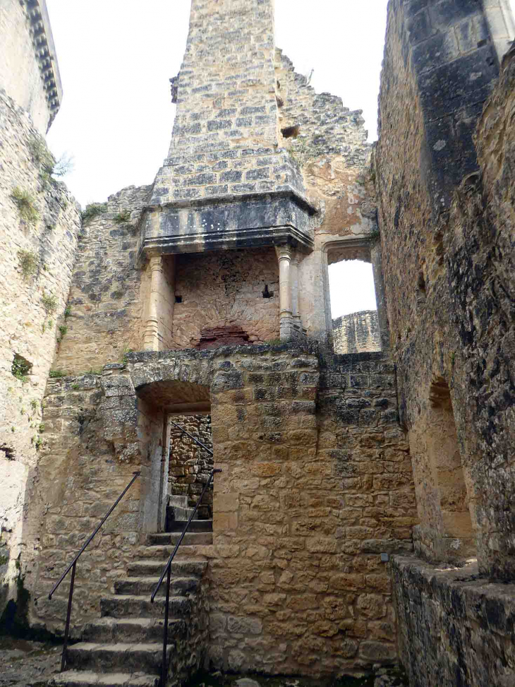Château de Bonaguil : cheminée - Saint-Front-sur-Lémance