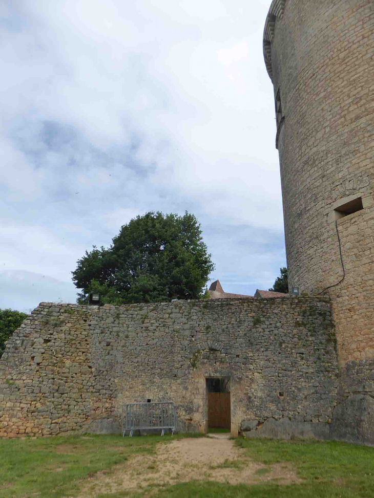 Château de Bonaguil :  cour - Saint-Front-sur-Lémance
