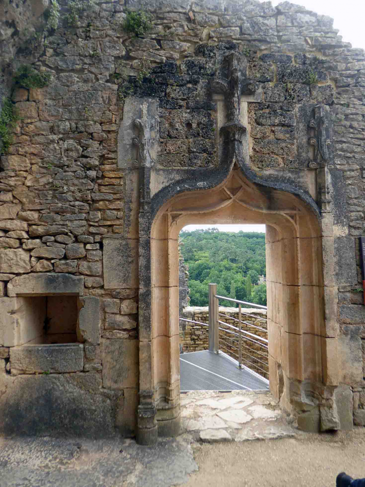 Château de Bonaguil : porte en accolade dans la cour d'honneur - Saint-Front-sur-Lémance