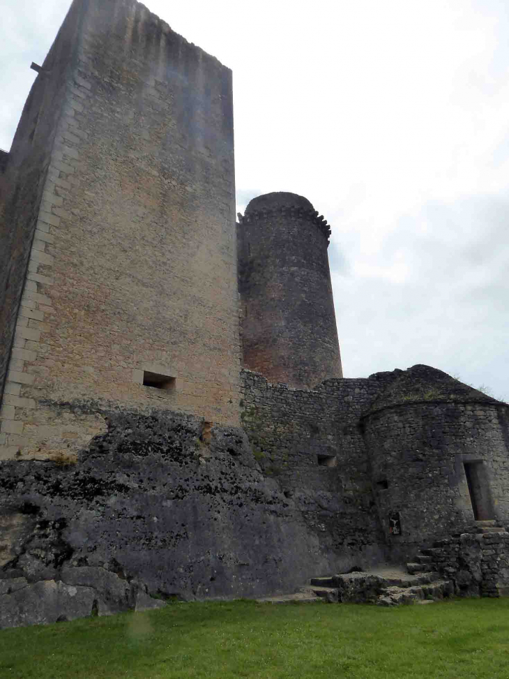 La tour carrée et la tour ronde - Saint-Front-sur-Lémance