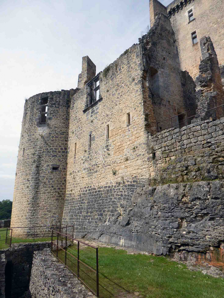 Le château étagé des remparts au donjon - Saint-Front-sur-Lémance