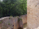 château de Bonaguil : la tour de défense et le rempart