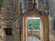 château de Bonaguil : porte en accolade dans la cour d'honneur