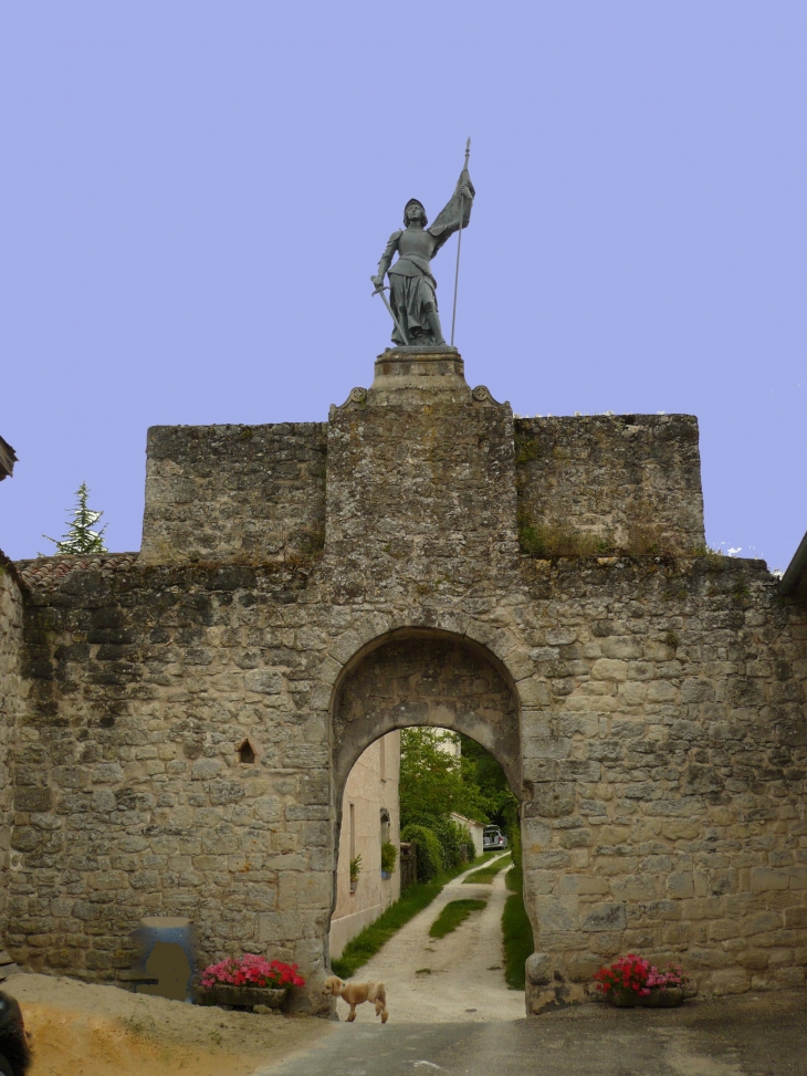 Ancienne porte couronnée d'une statue de Jeanne d'Arc - Saint-Pastour