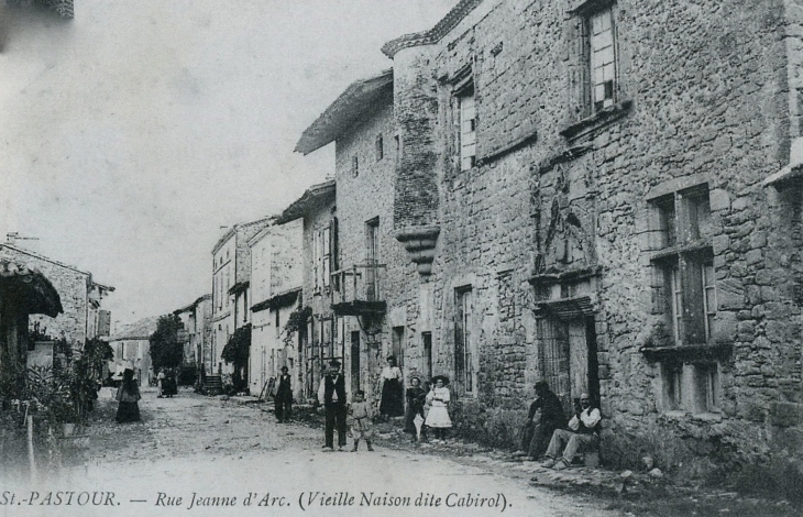 Début XXe siècle, Rue Jeanne d'Arc (vieiile maison dite Cabirol) (carte postale ancienne). - Saint-Pastour