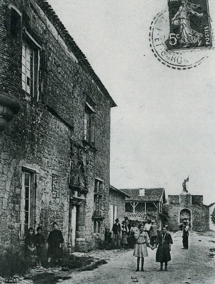 Début XXe siècle, Rue Jeanne d'Arc (vieiile maison dite Cabirol) (carte postale ancienne). - Saint-Pastour