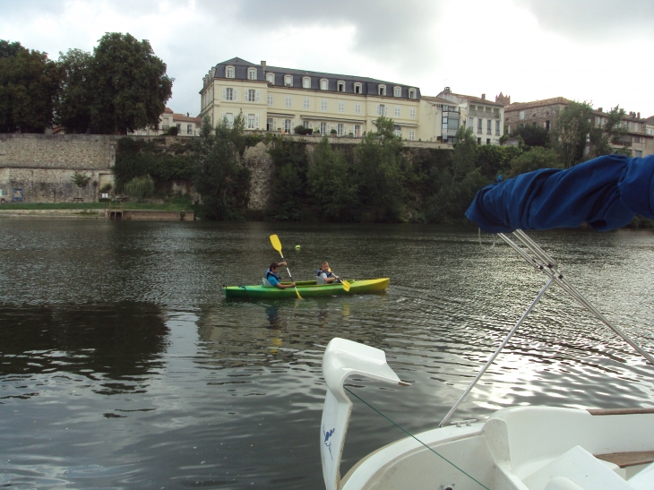 Canoe sur le lot    devant L cale - Villeneuve-sur-Lot