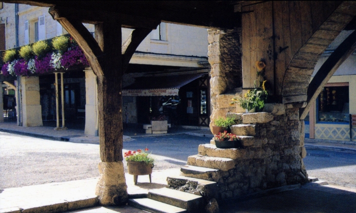 Joli escalier dans le village, vers 1990 (carte postale). - Villeréal
