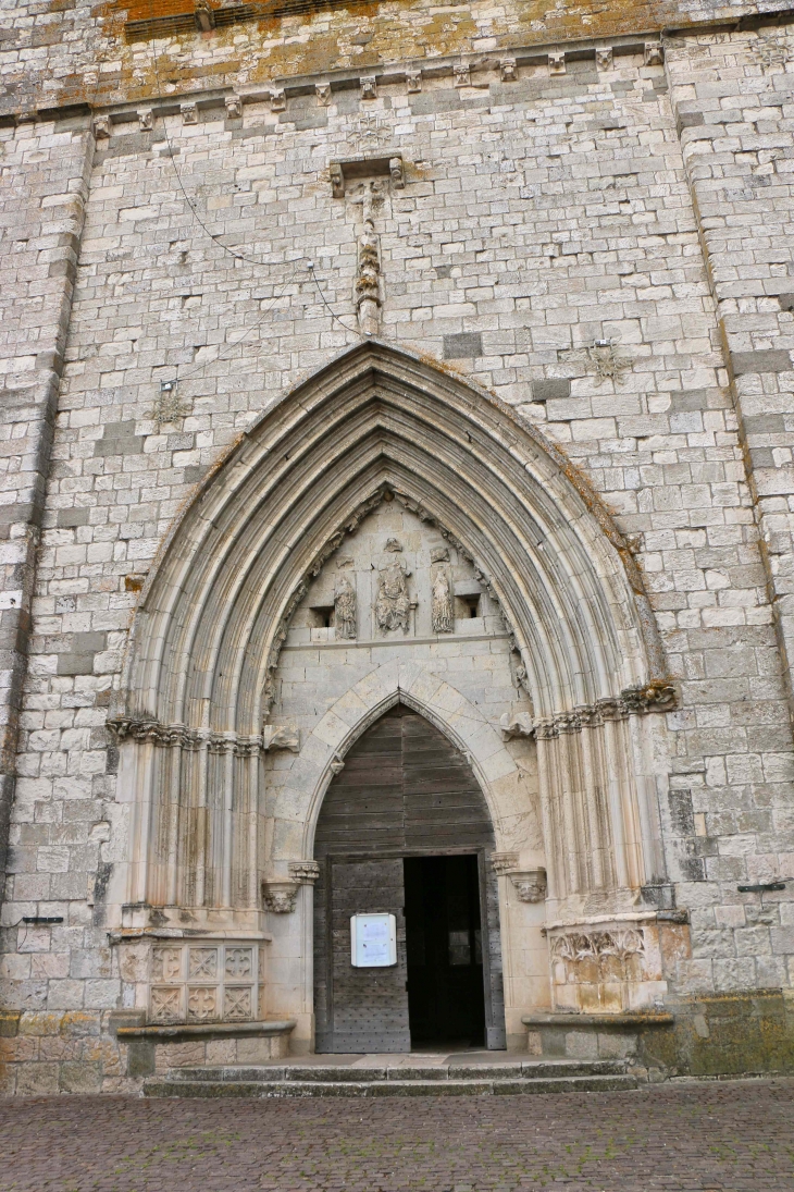 Le portail de l'église Notre Dame. - Villeréal