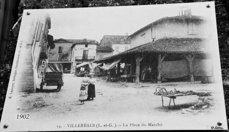 La place du Marché en 1902. - Villeréal