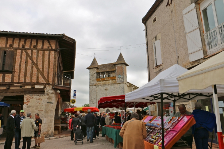 Un samedi jour de marché et ce depuis 700 ans, conformément à la Charte des coutumes de 1305. - Villeréal