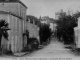 La grande rue et le château, vers 1910 (carte postale ancienne).