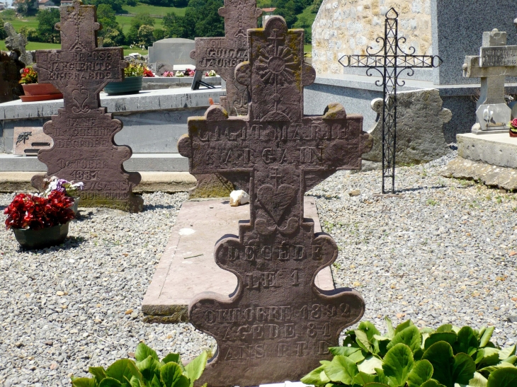Stèles du cimetière de la Chapelle Saint-Croix à Alciette. - Ahaxe-Alciette-Bascassan