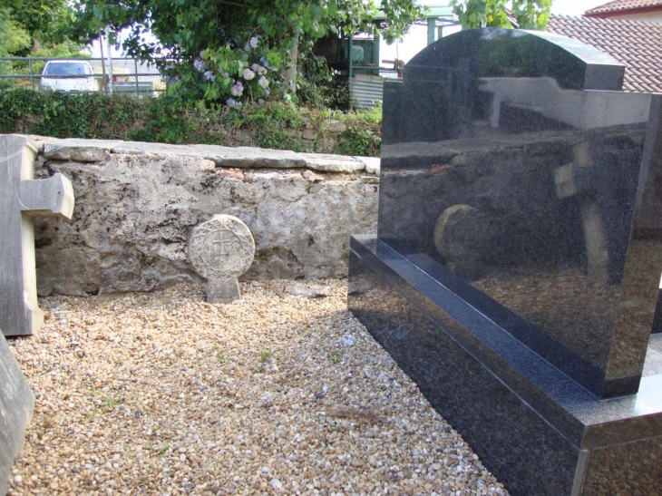 Ahetze (64210) reflets de stèles (basques) au cimetière