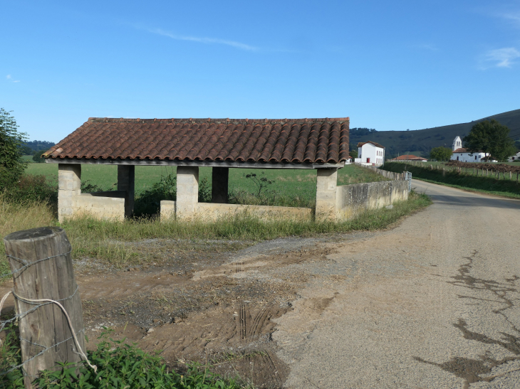 Le village vu de l'ancien lavoir - Ainhice-Mongelos
