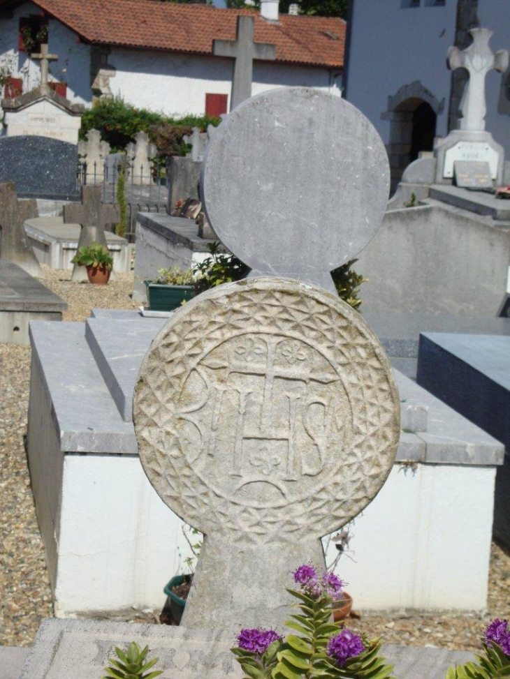 Arbonne (64210) stèles basques au cimetière