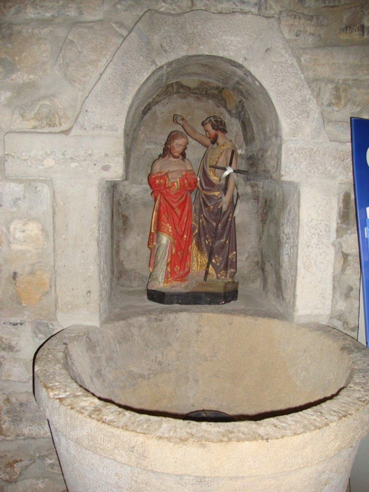 Arbonne (64210) église, font baptismal