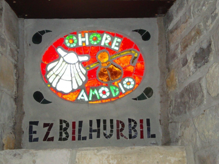 Arbonne (64210) église, vitrail commémorant la pélerinage de St.Jacques, avec texte en langue basque