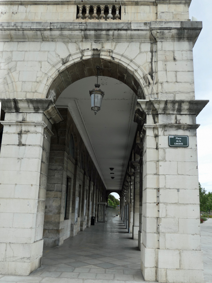 Vieux Bayonne : les arcades de l'Hôtel de Ville